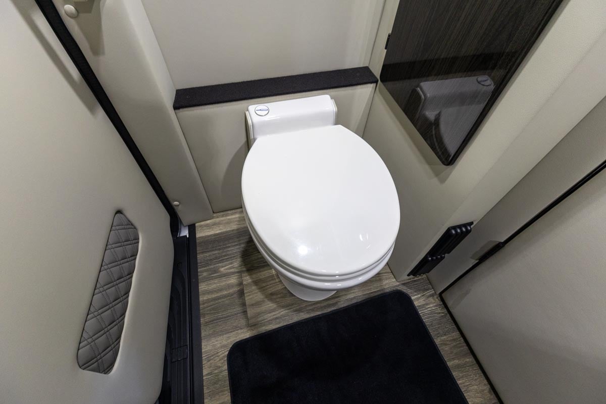 OGV 2025 Luxury Coach V-Cruise 8OBA AWD gallery image-23