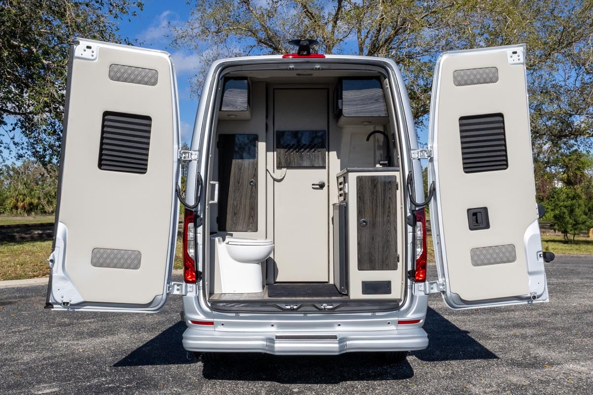 OGV 2025 Luxury Coach V-Cruise 8OBA AWD gallery image-24