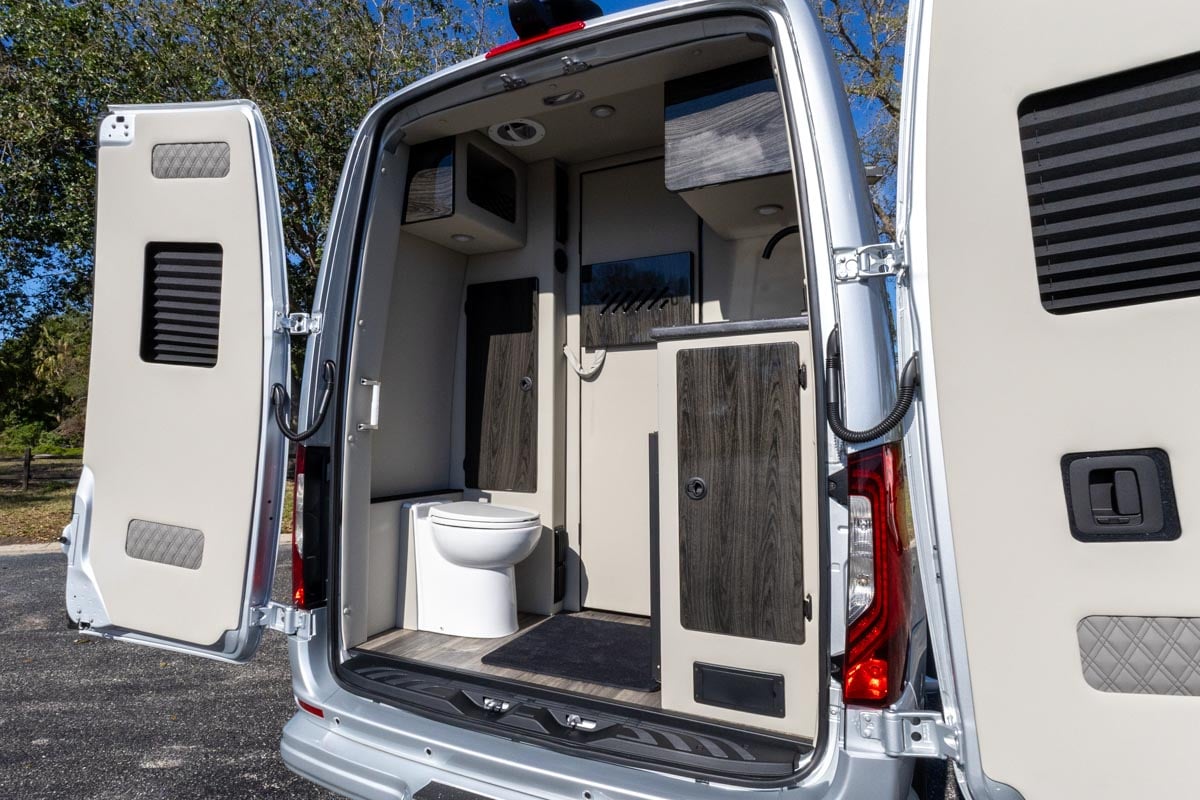 OGV 2025 Luxury Coach V-Cruise 8OBA AWD gallery image-25