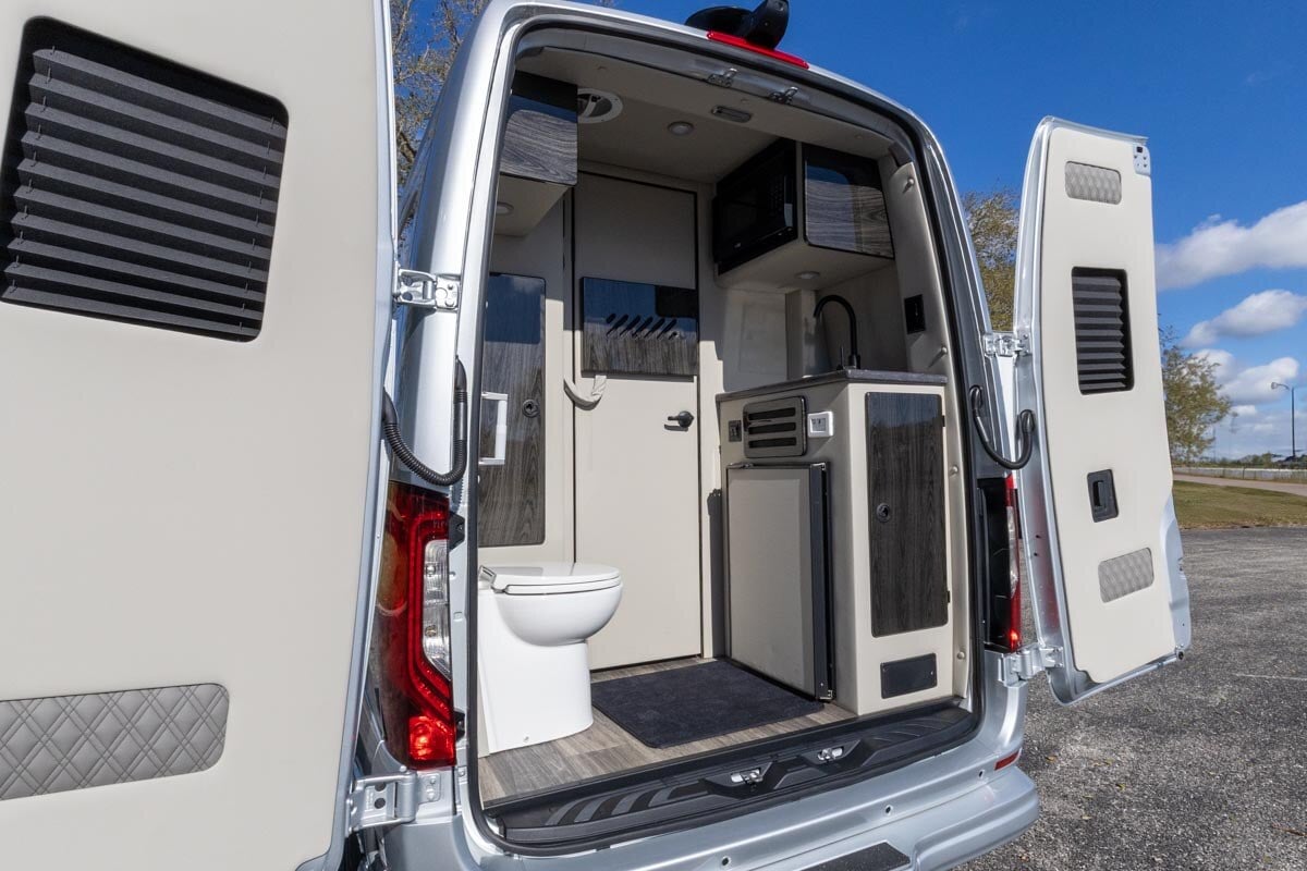 OGV 2025 Luxury Coach V-Cruise 8OBA AWD gallery image-26