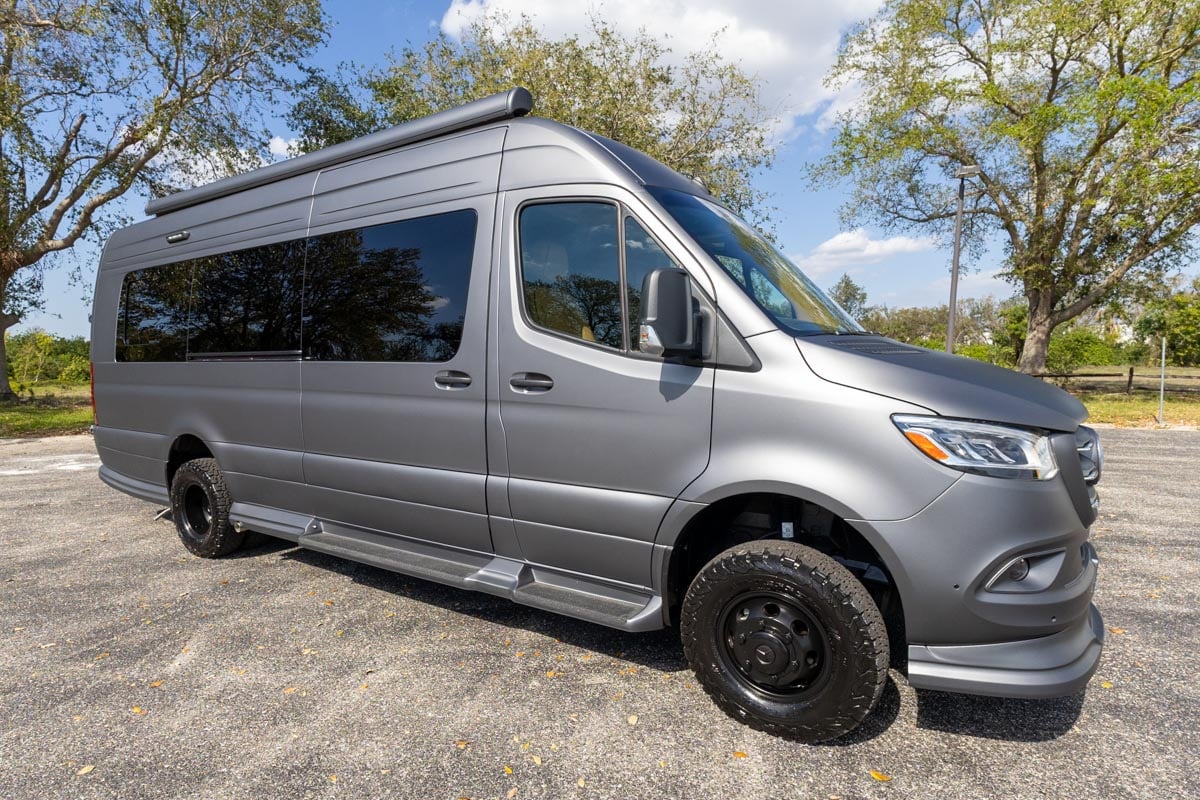 New 2025 OGV Luxury Coach V-RV 5RLA AWD gallery image-2