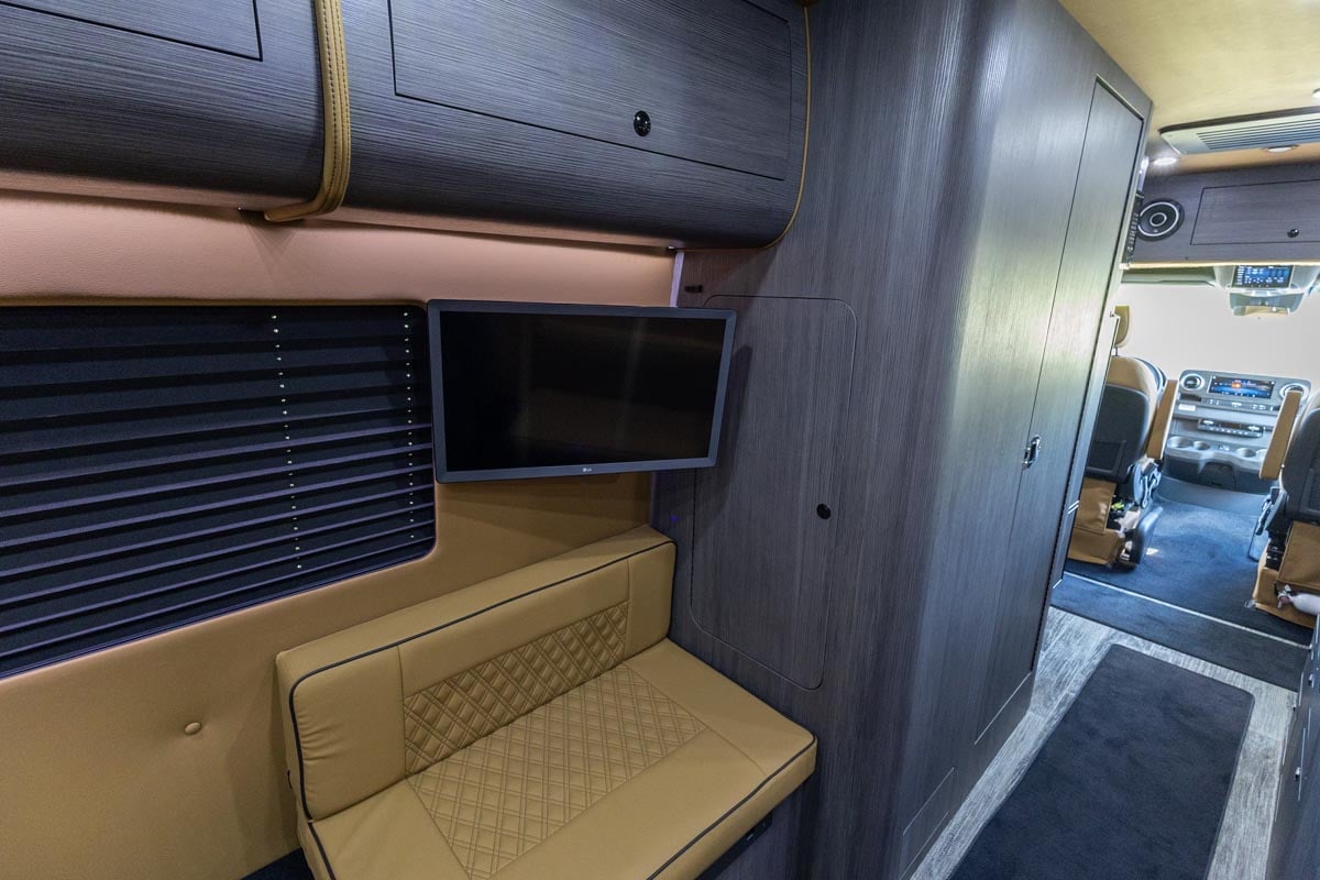 New 2025 OGV Luxury Coach V-RV 5RLA AWD gallery image-23