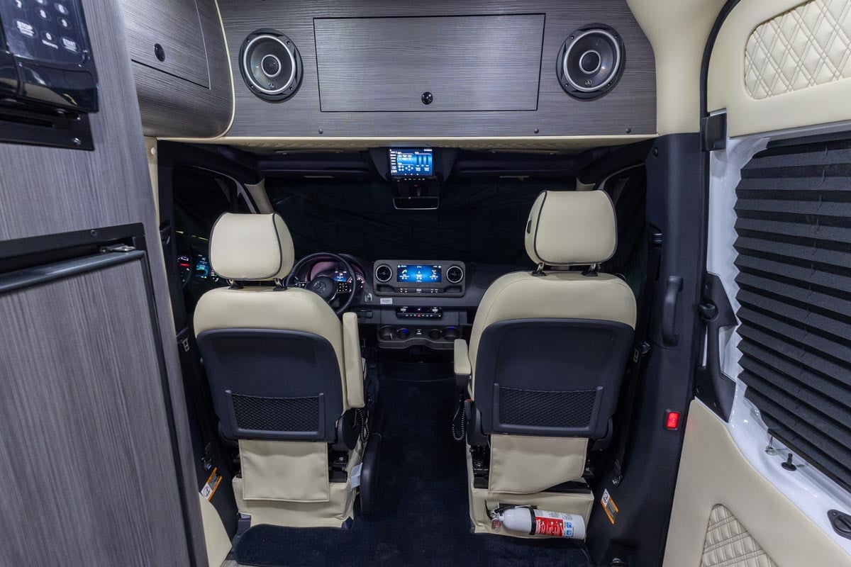 2025 OGV Luxury Coach V-RV 2TB gallery image-16