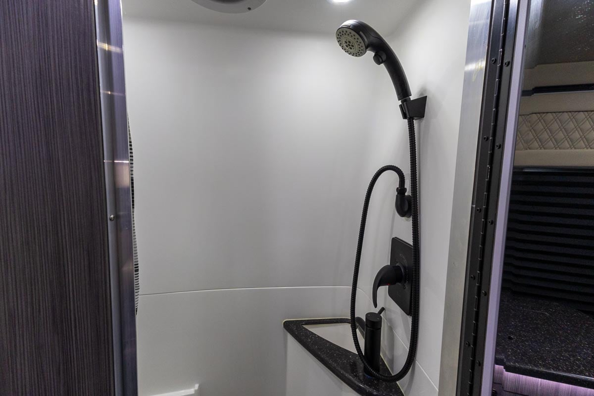 2025 OGV Luxury Coach V-RV 2TB gallery image-24