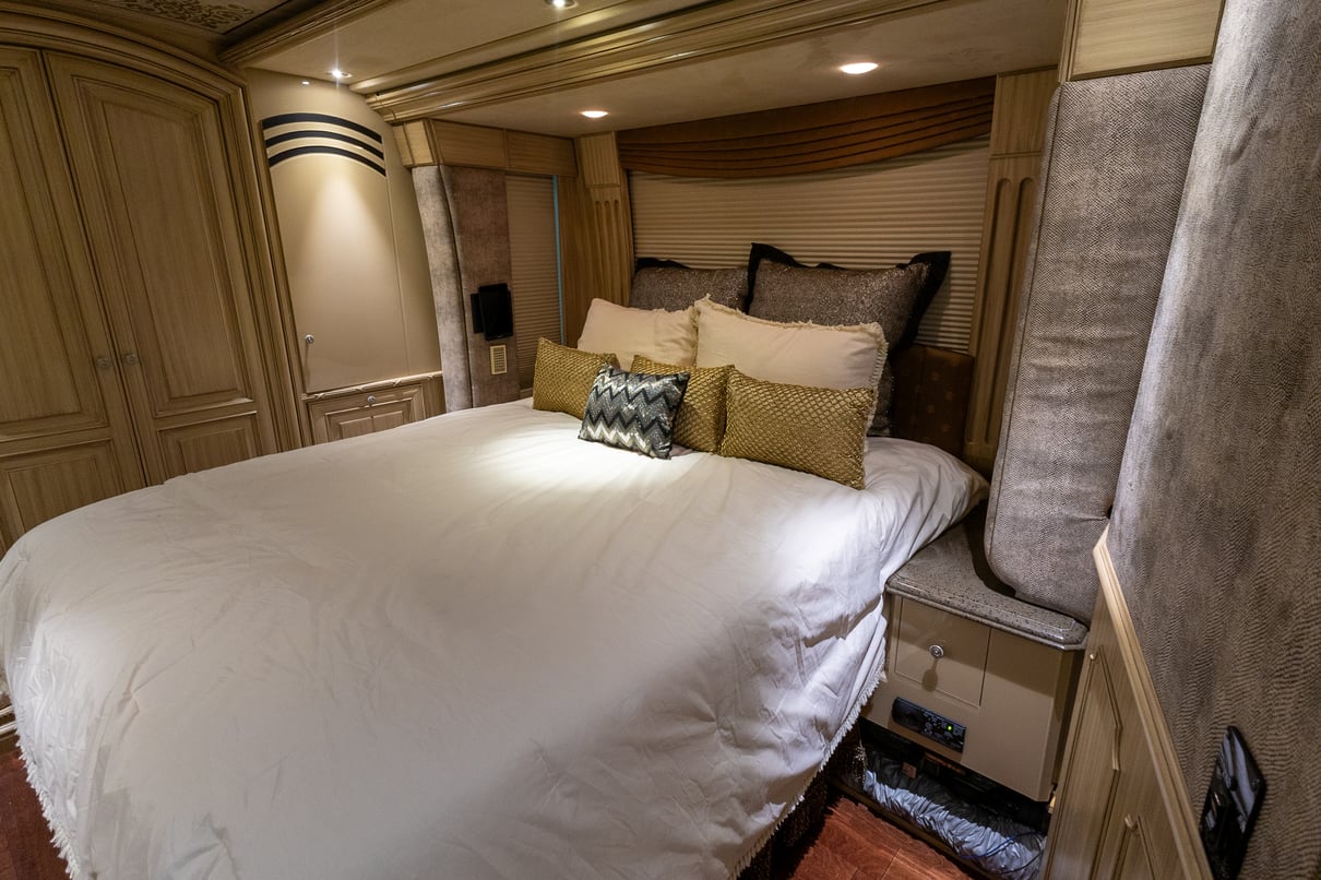 2003 PREVOST LIBERTY H3 45 gallery image-25
