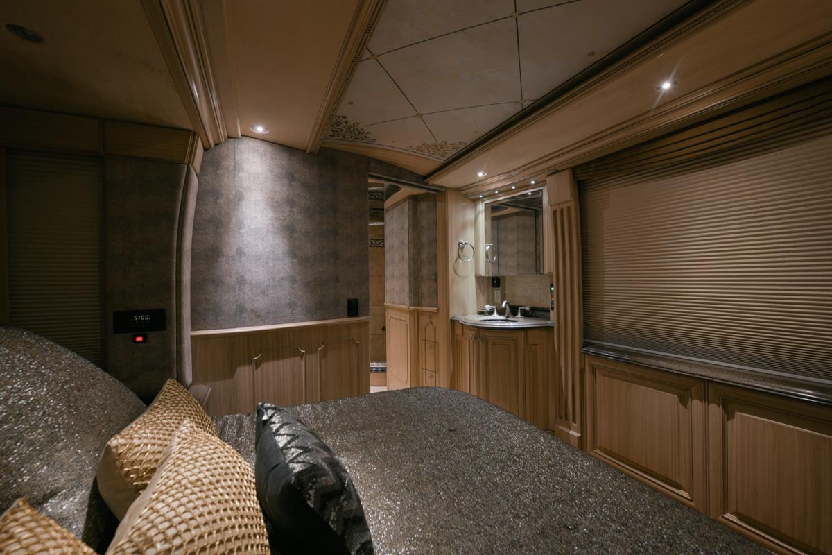 2003 PREVOST LIBERTY H3 45 gallery image-31