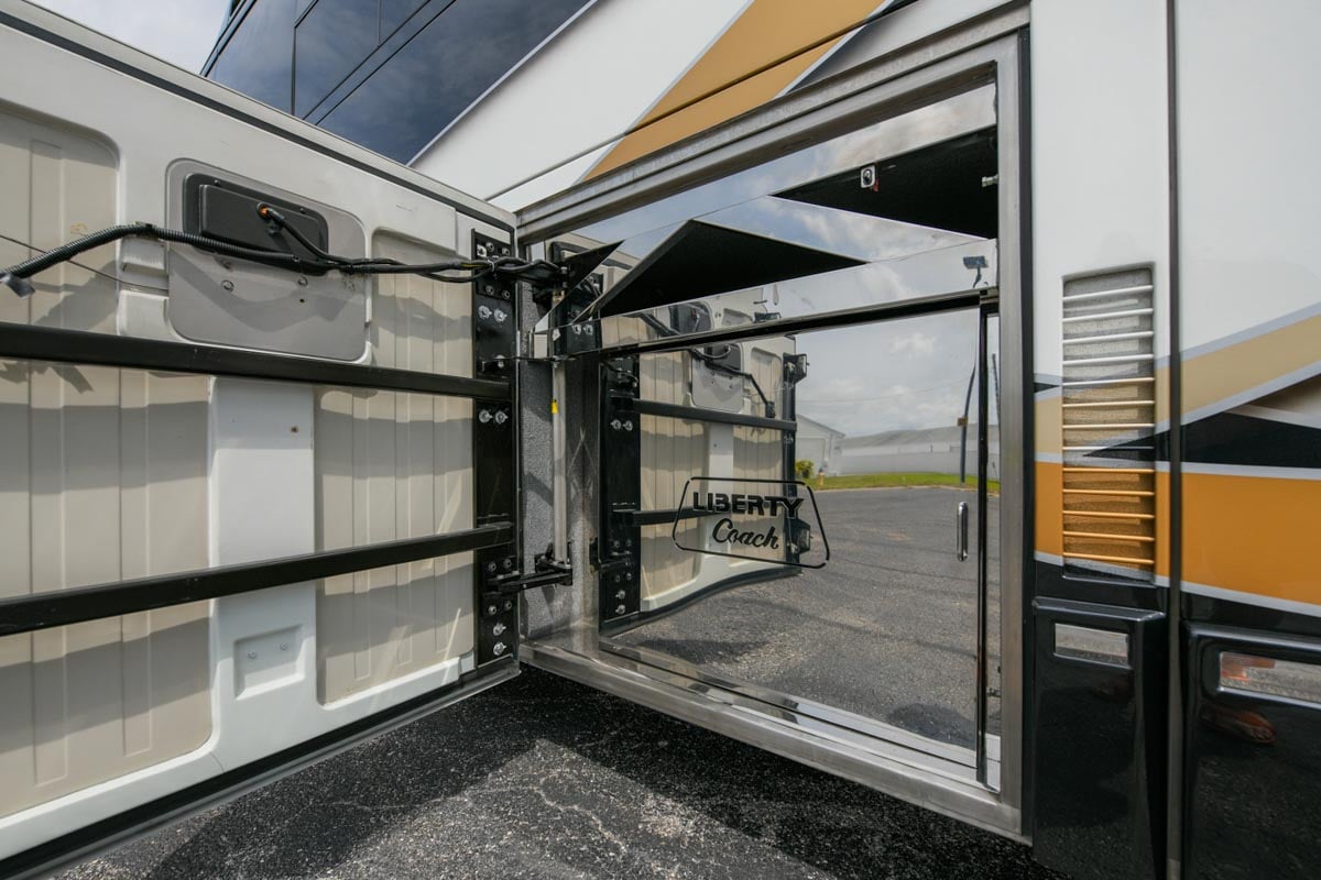 2003 PREVOST LIBERTY H3 45 gallery image-40