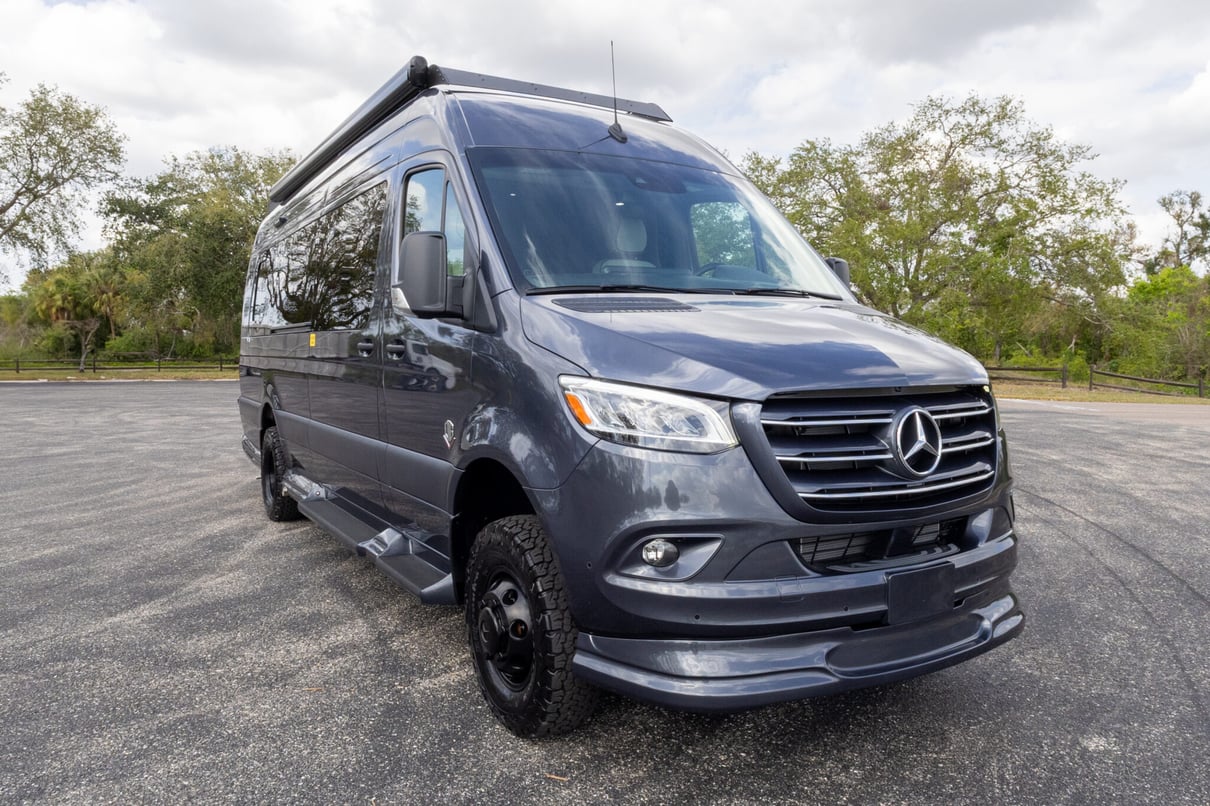 2025 OGV LUXURY COACH V-RV AWD 5-Passenger gallery image-1
