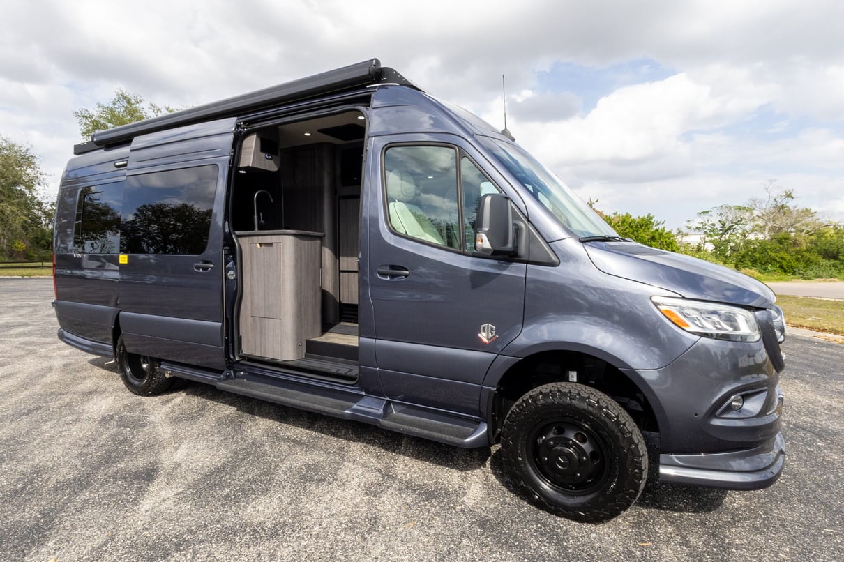 2025 OGV LUXURY COACH V-RV AWD 5-Passenger gallery image-3