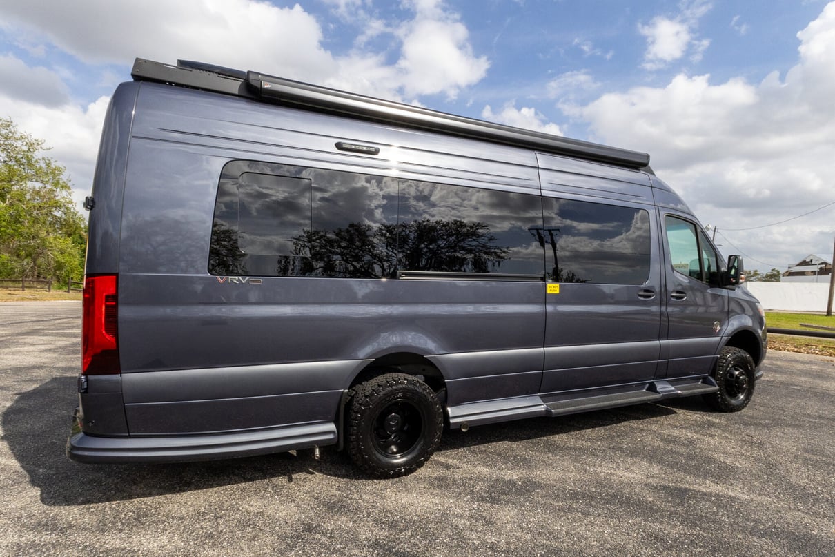 2025 OGV LUXURY COACH V-RV AWD 5-Passenger gallery image-5