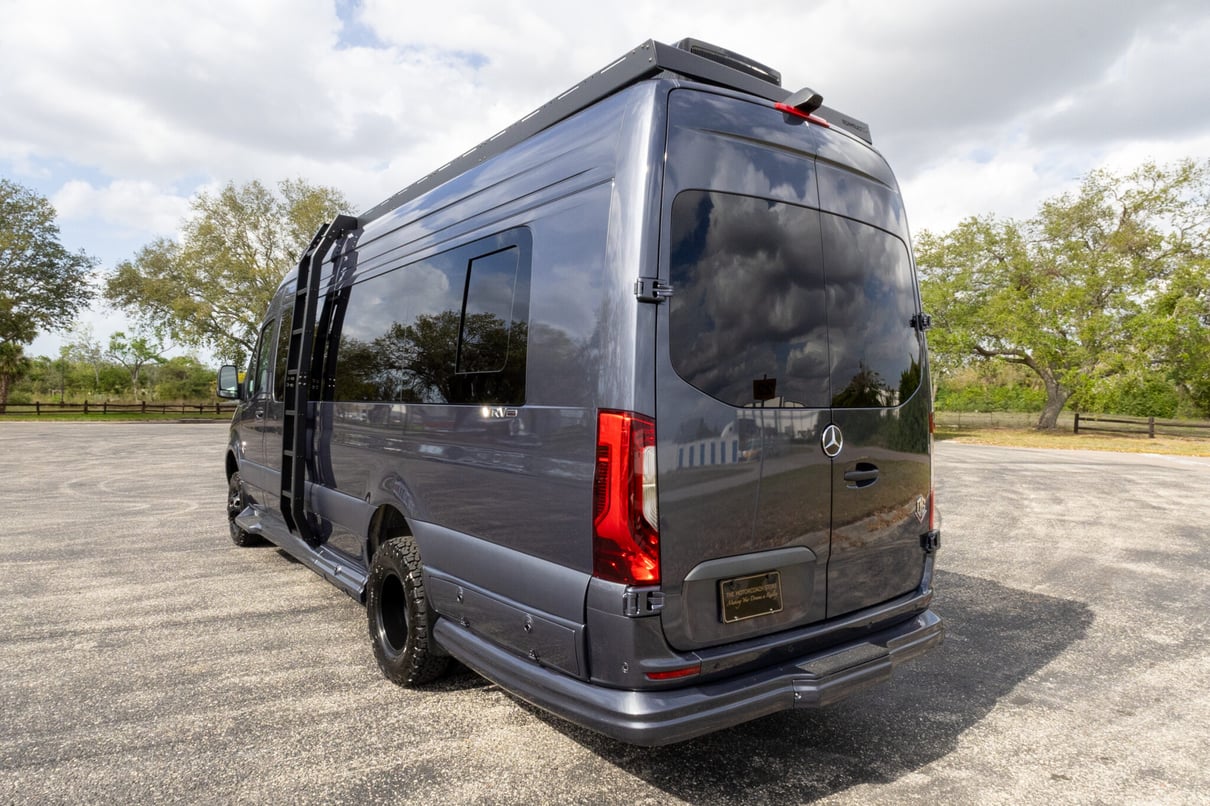 2025 OGV LUXURY COACH V-RV AWD 5-Passenger gallery image-8