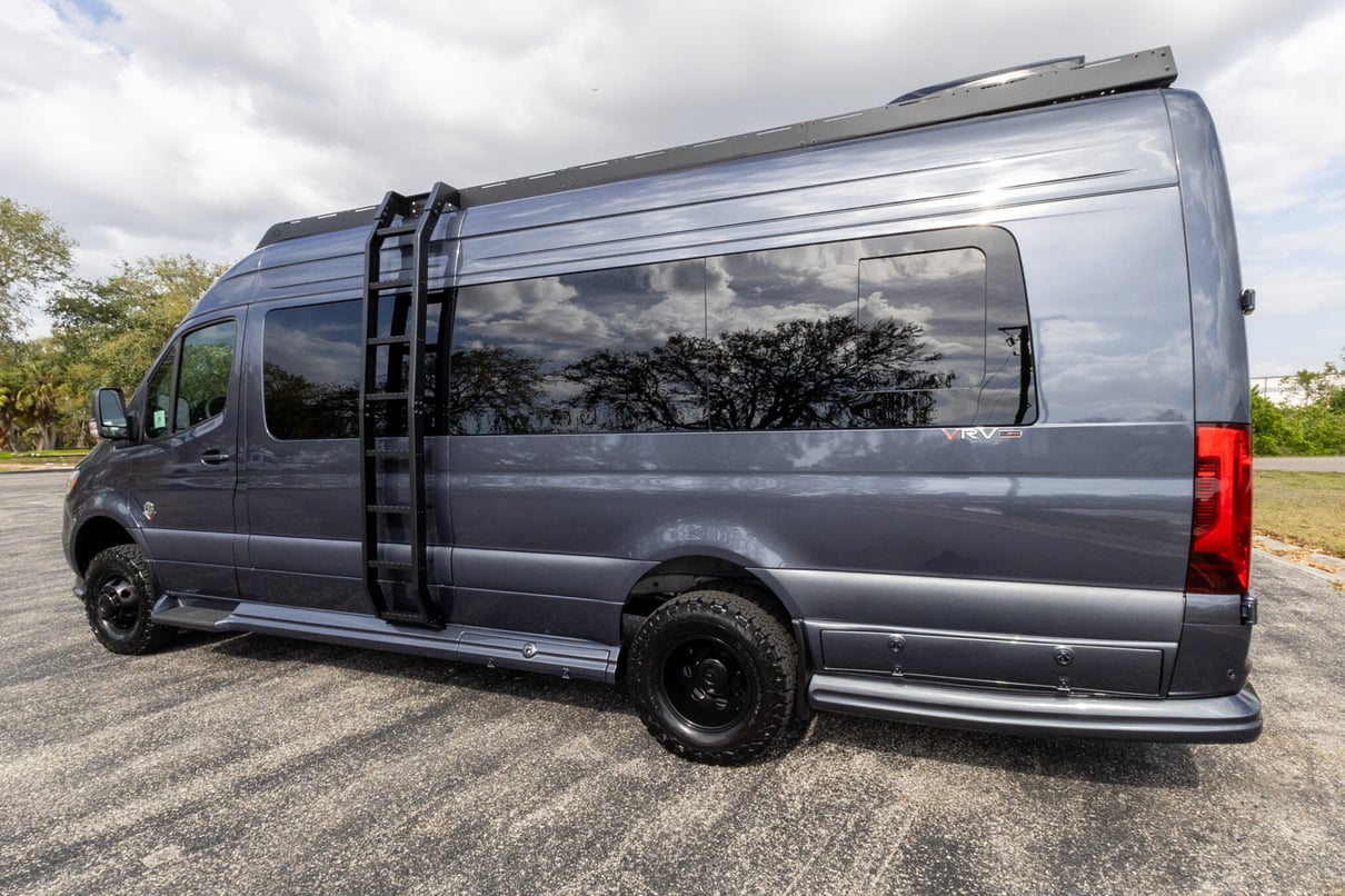 2025 OGV LUXURY COACH V-RV AWD 5-Passenger gallery image-9