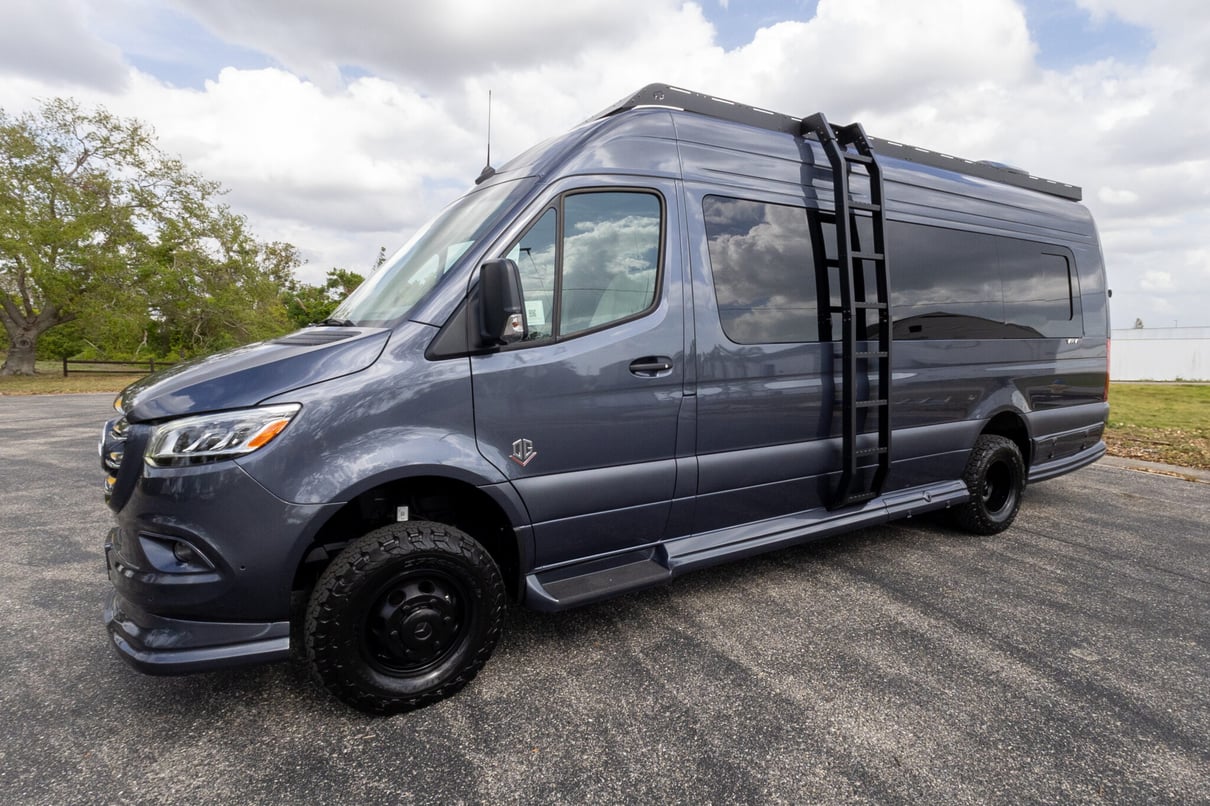 2025 OGV LUXURY COACH V-RV AWD 5-Passenger gallery image-11