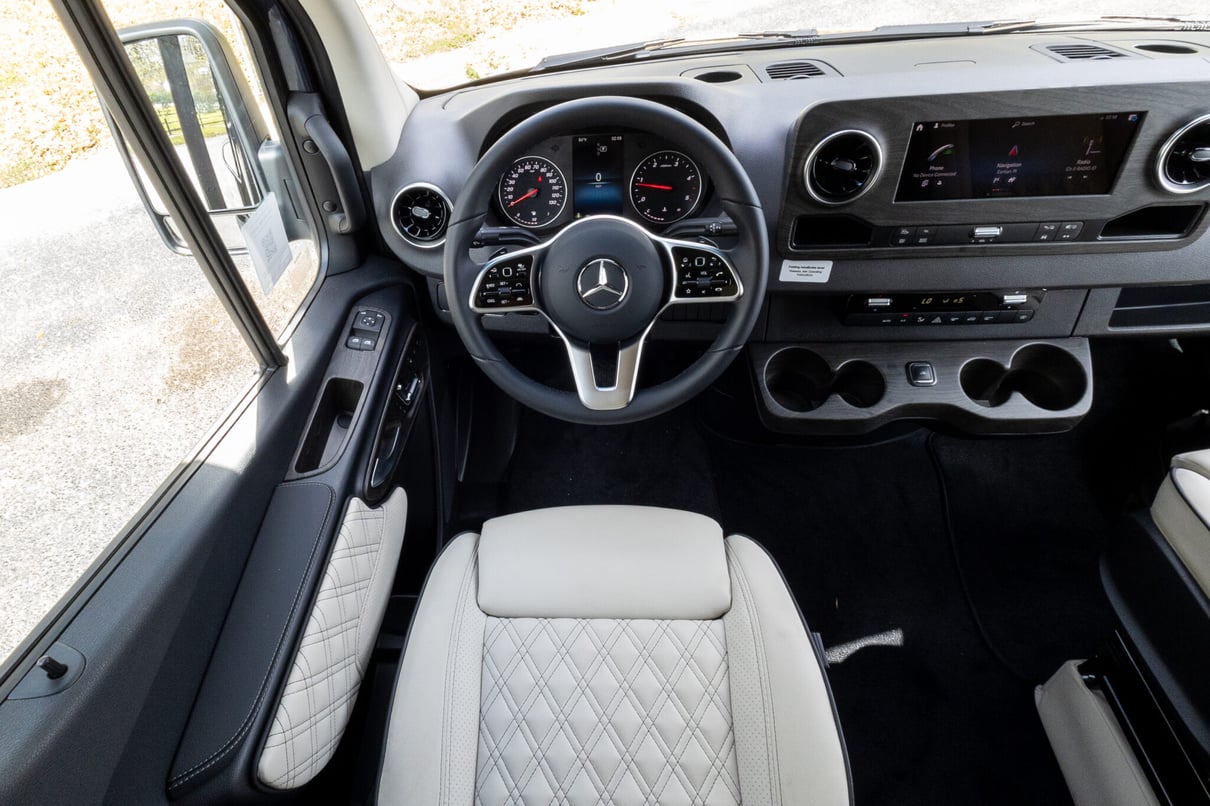 2025 OGV LUXURY COACH V-RV AWD 5-Passenger gallery image-15