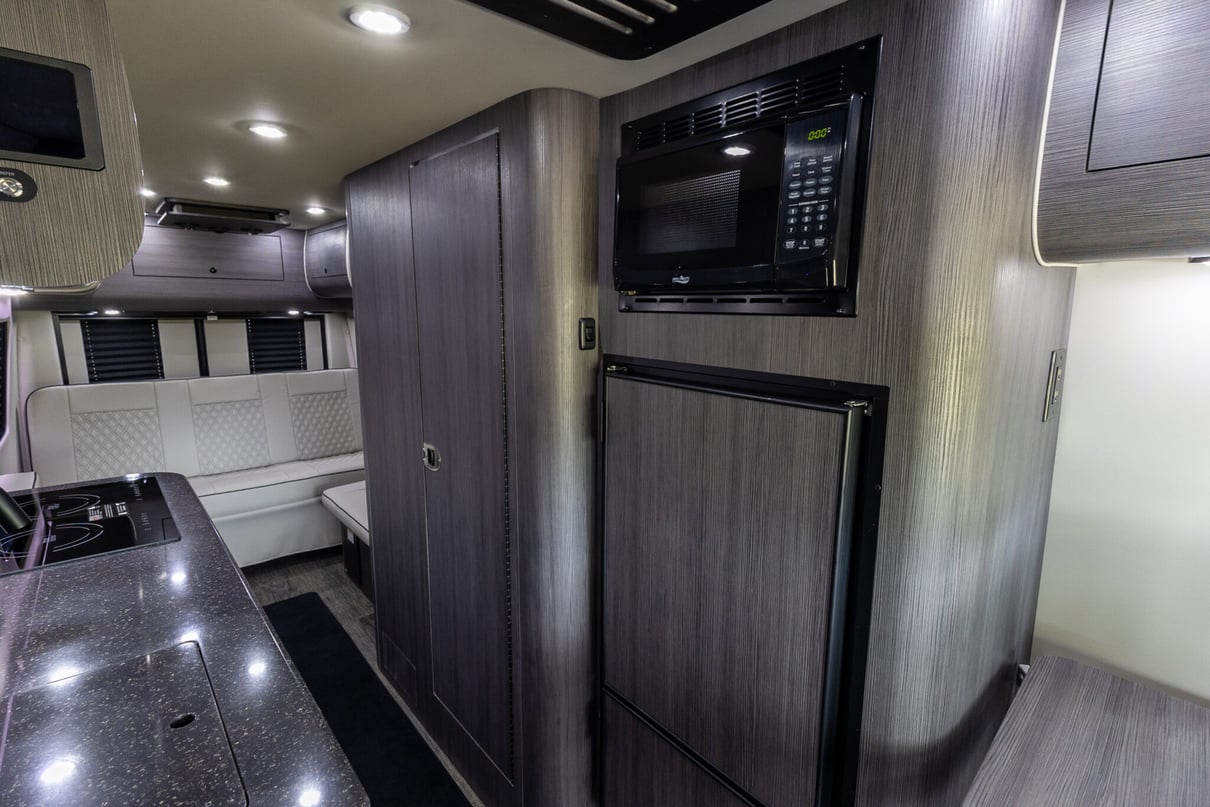 2025 OGV LUXURY COACH V-RV AWD 5-Passenger gallery image-17