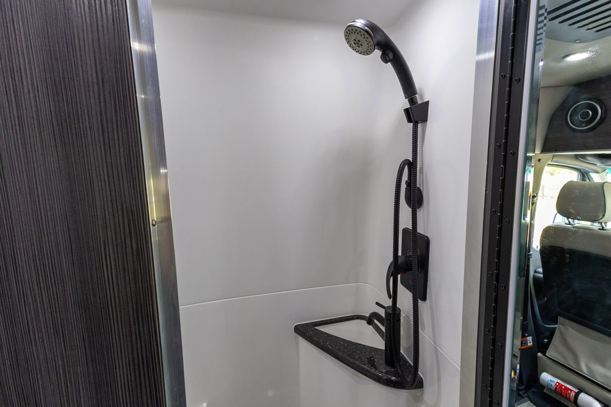 2025 OGV LUXURY COACH V-RV AWD 5-Passenger gallery image-25