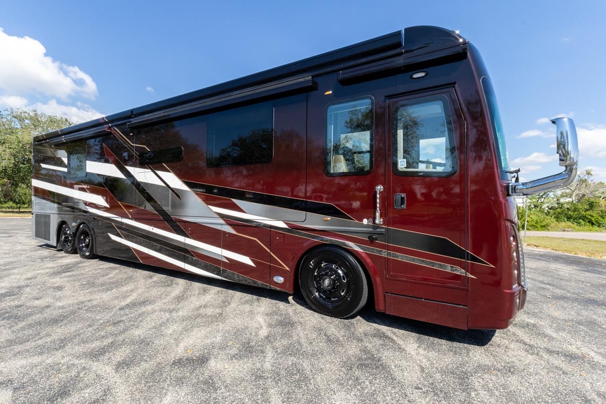 2024 FORETRAVEL REALM - PRESIDENTIAL SERIES LVMS gallery image-2