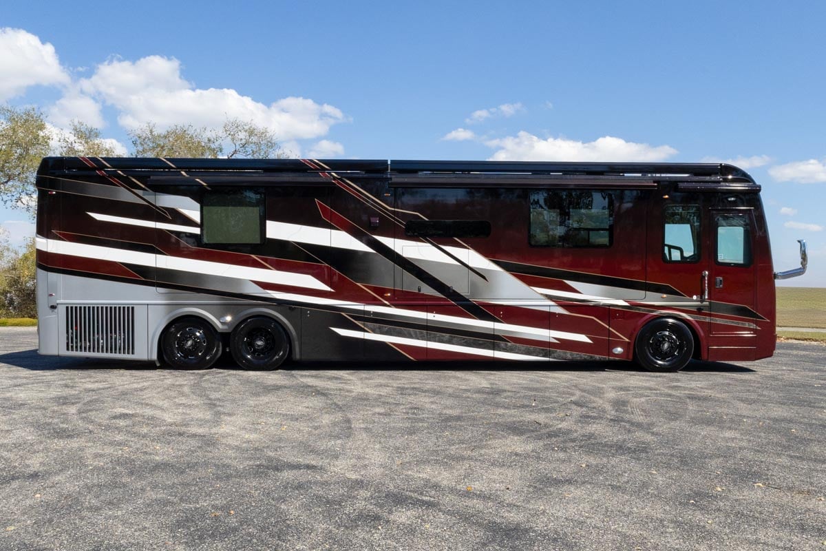 2024 FORETRAVEL REALM - PRESIDENTIAL SERIES LVMS gallery image-3