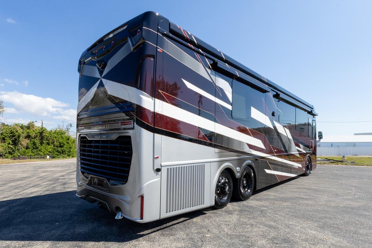 2024 FORETRAVEL REALM - PRESIDENTIAL SERIES LVMS gallery image-5