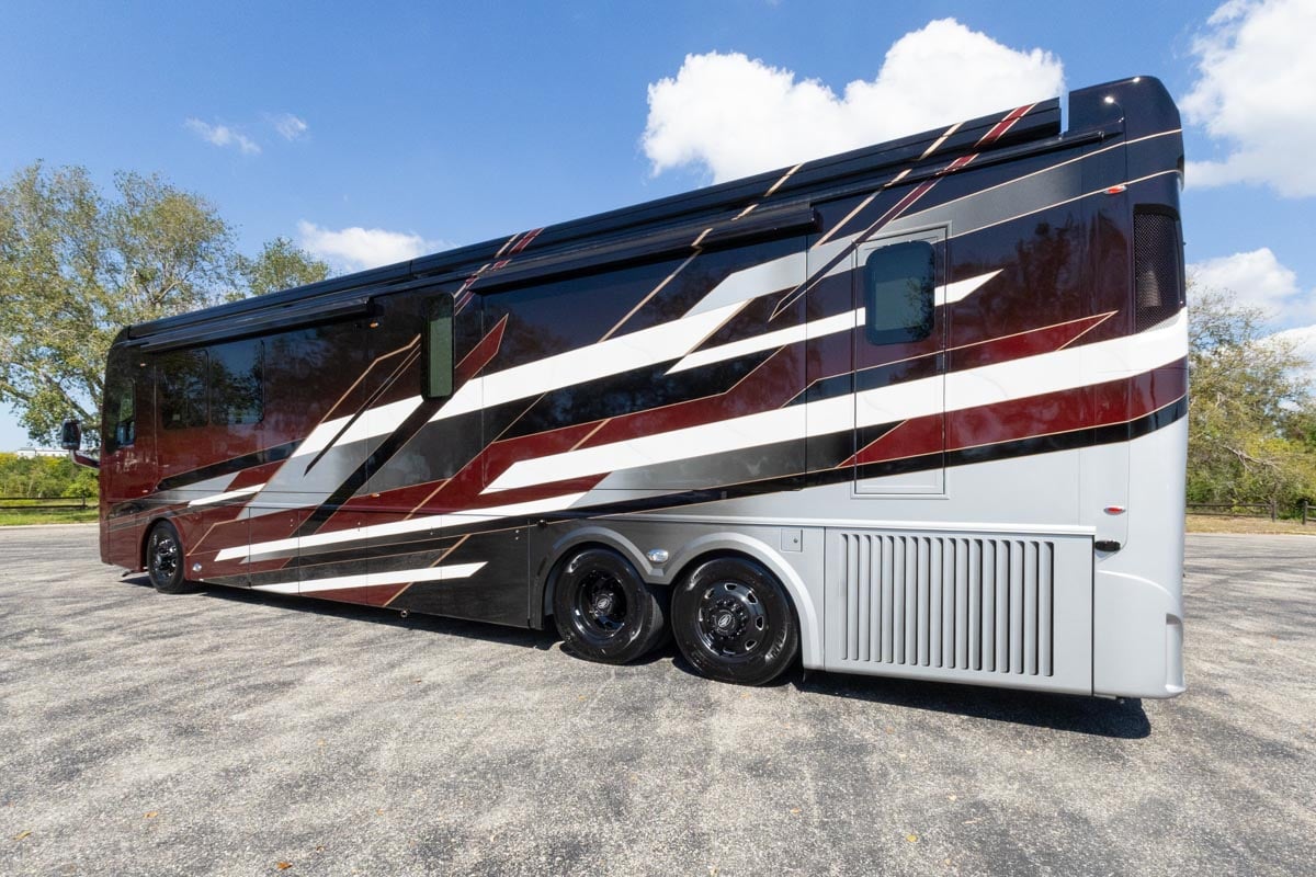 2024 FORETRAVEL REALM - PRESIDENTIAL SERIES LVMS gallery image-8