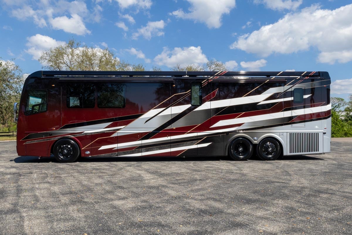 2024 FORETRAVEL REALM - PRESIDENTIAL SERIES LVMS gallery image-9