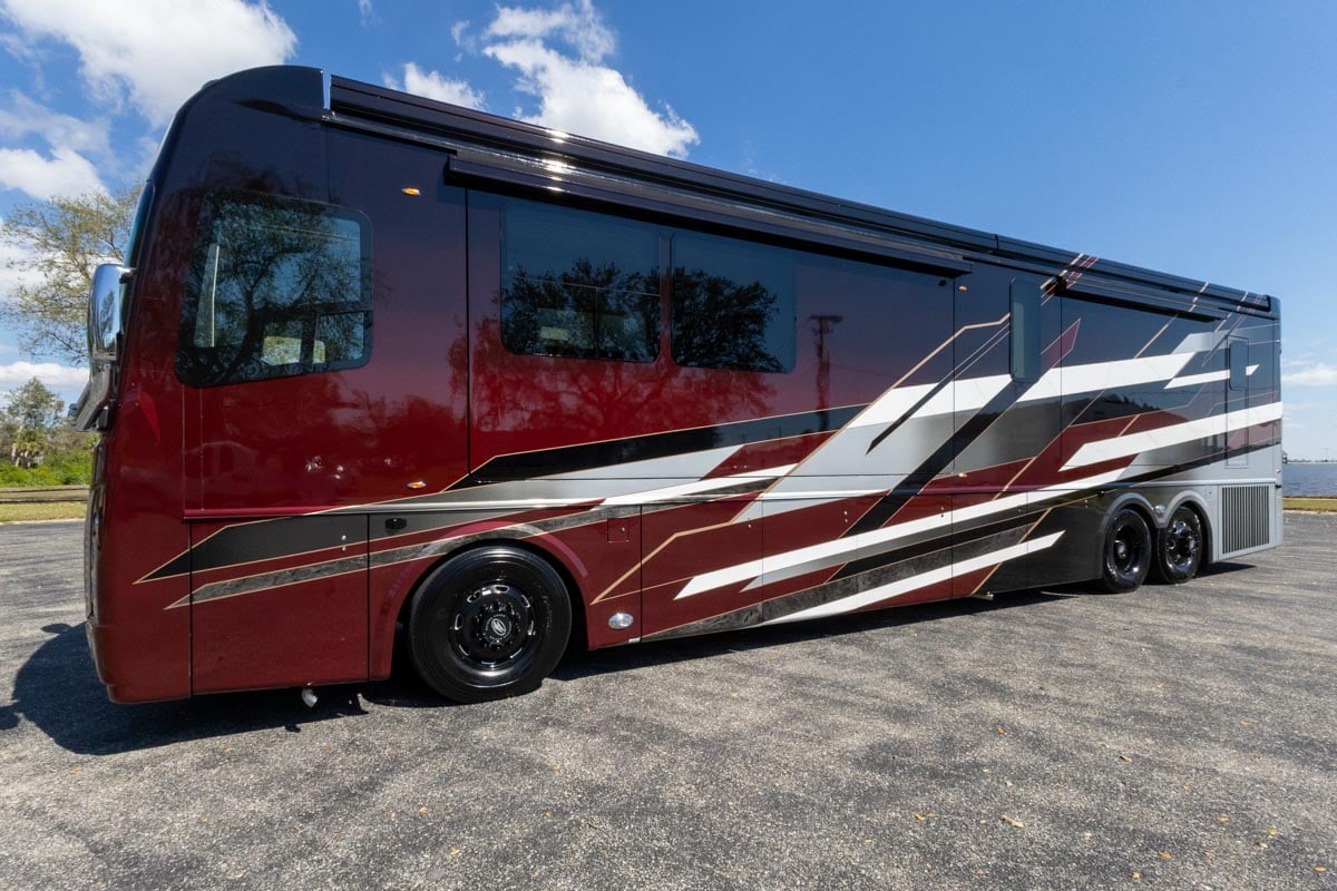 2024 FORETRAVEL REALM - PRESIDENTIAL SERIES LVMS gallery image-10