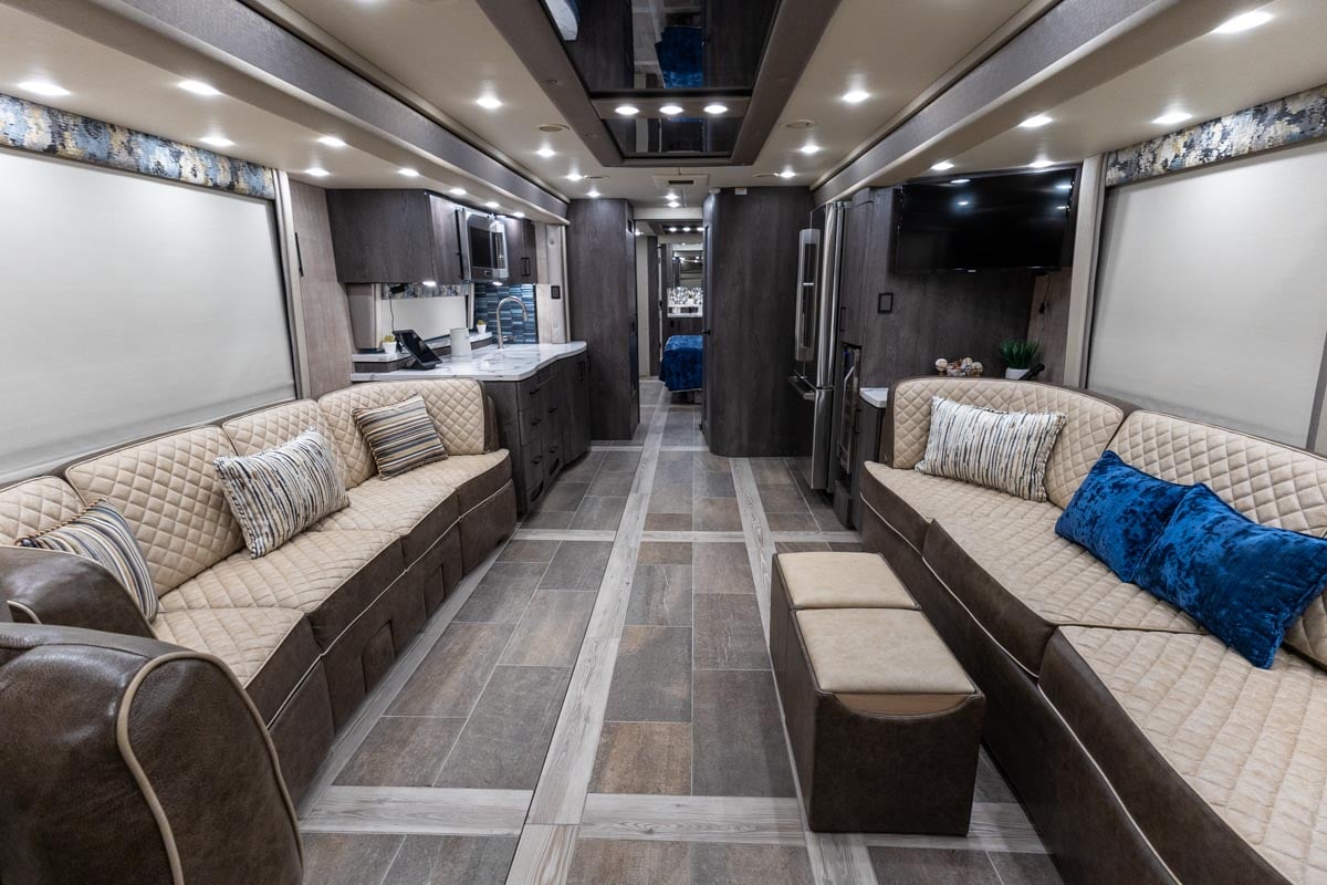 2024 FORETRAVEL REALM - PRESIDENTIAL SERIES LVMS gallery image-14