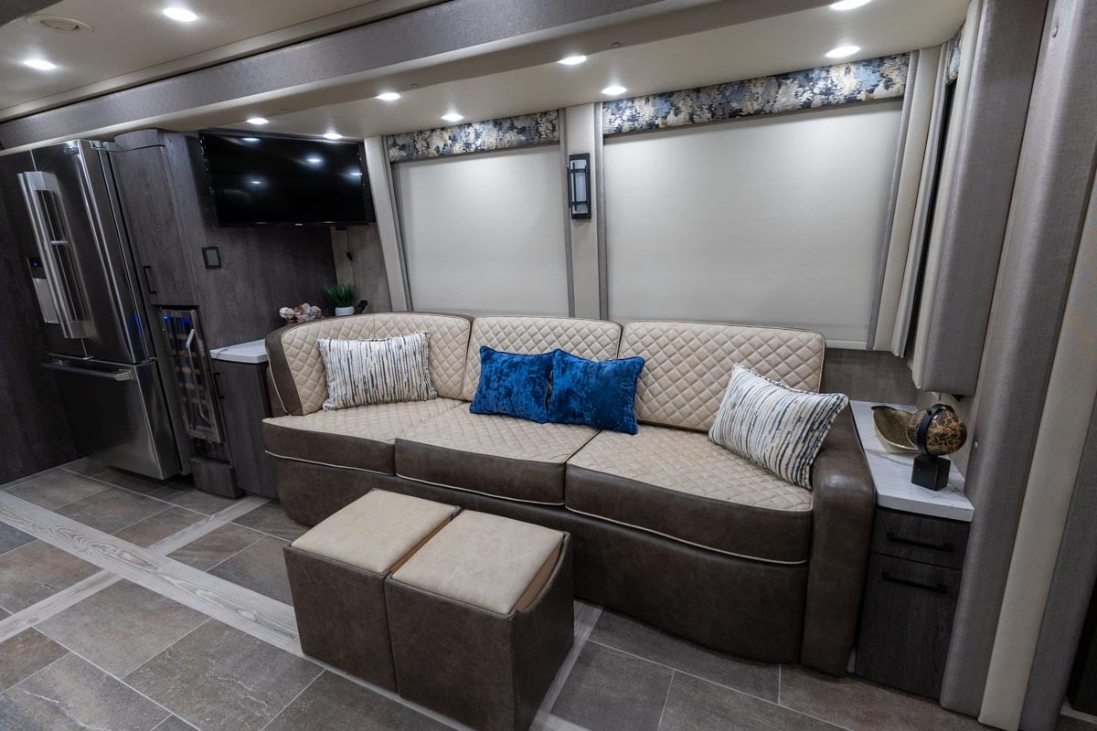 2024 FORETRAVEL REALM - PRESIDENTIAL SERIES LVMS gallery image-15