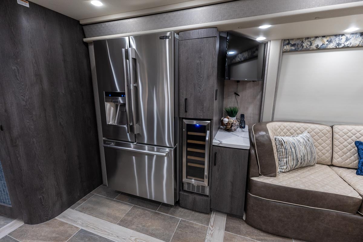 2024 FORETRAVEL REALM - PRESIDENTIAL SERIES LVMS gallery image-16