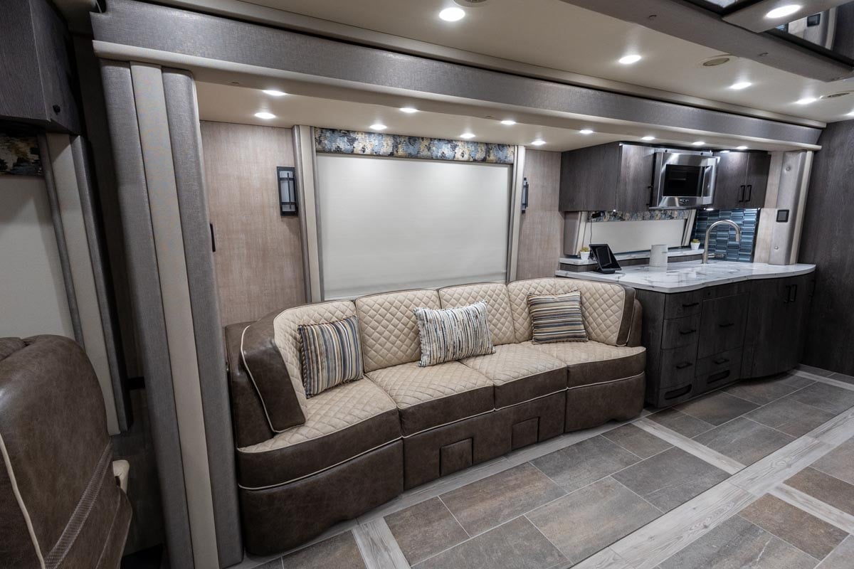 2024 FORETRAVEL REALM - PRESIDENTIAL SERIES LVMS gallery image-17