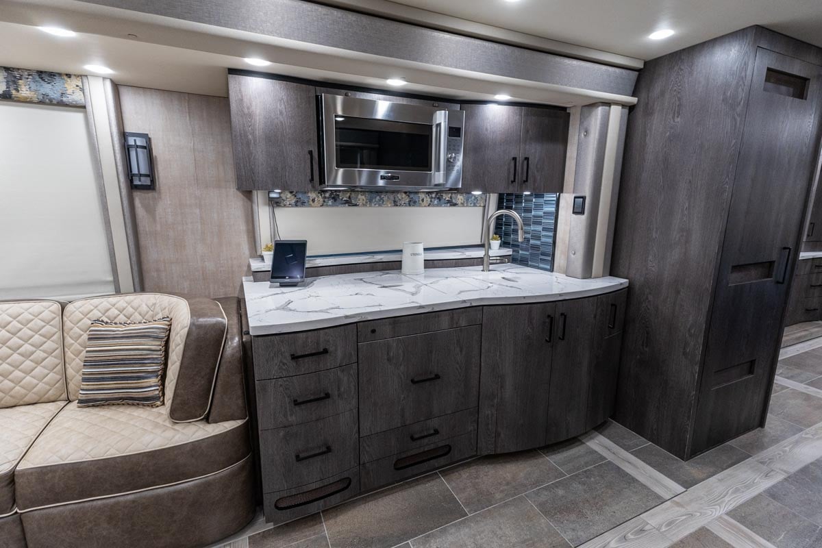 2024 FORETRAVEL REALM - PRESIDENTIAL SERIES LVMS gallery image-18