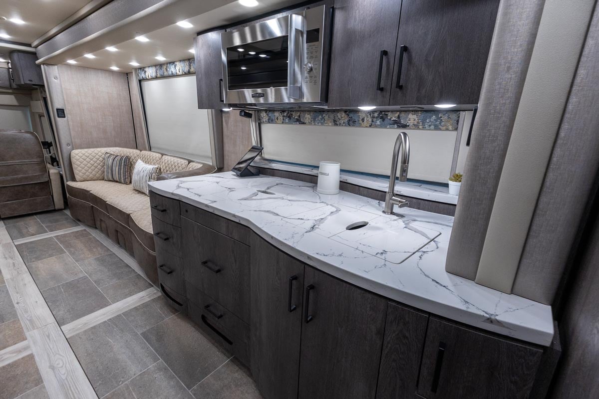 2024 FORETRAVEL REALM - PRESIDENTIAL SERIES LVMS gallery image-20