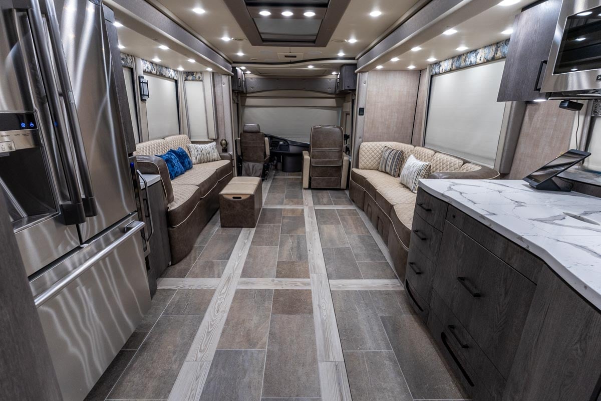 2024 FORETRAVEL REALM - PRESIDENTIAL SERIES LVMS gallery image-21