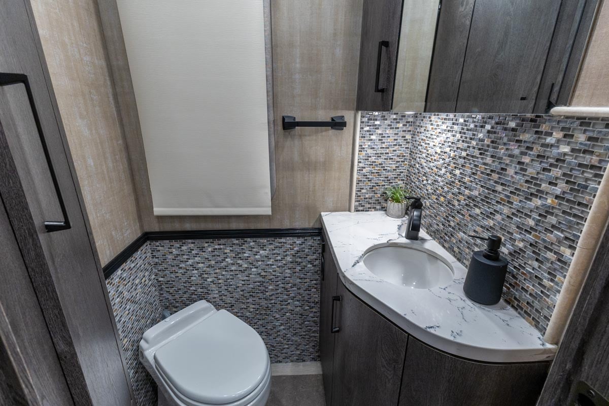 2024 FORETRAVEL REALM - PRESIDENTIAL SERIES LVMS gallery image-22