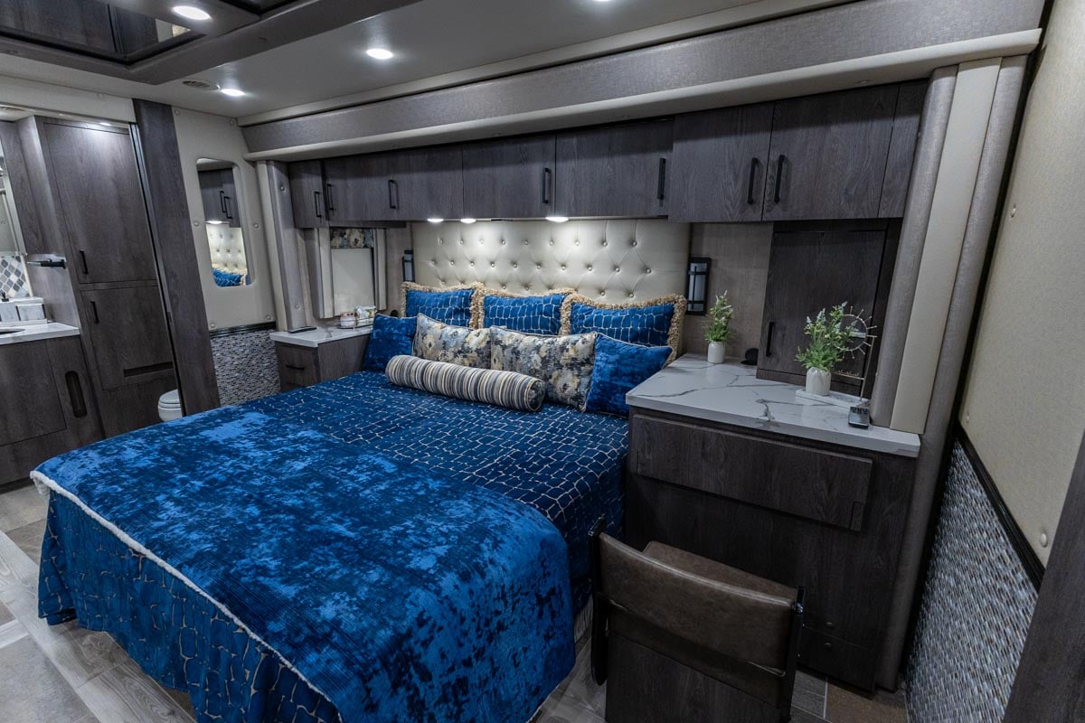 2024 FORETRAVEL REALM - PRESIDENTIAL SERIES LVMS gallery image-24