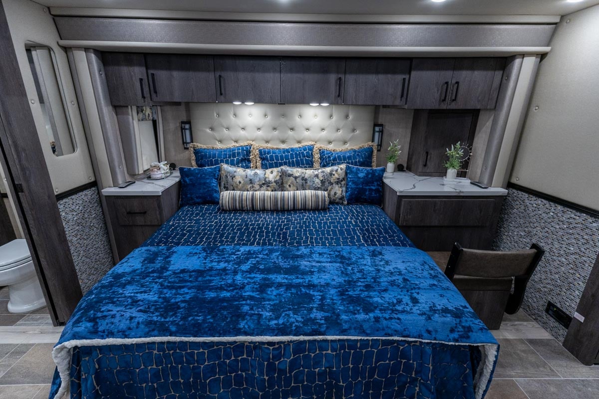 2024 FORETRAVEL REALM - PRESIDENTIAL SERIES LVMS gallery image-25