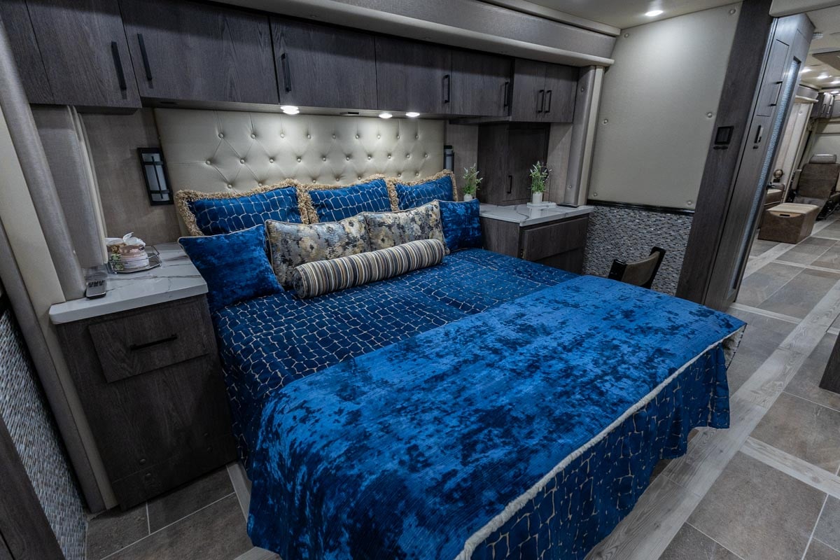 2024 FORETRAVEL REALM - PRESIDENTIAL SERIES LVMS gallery image-26