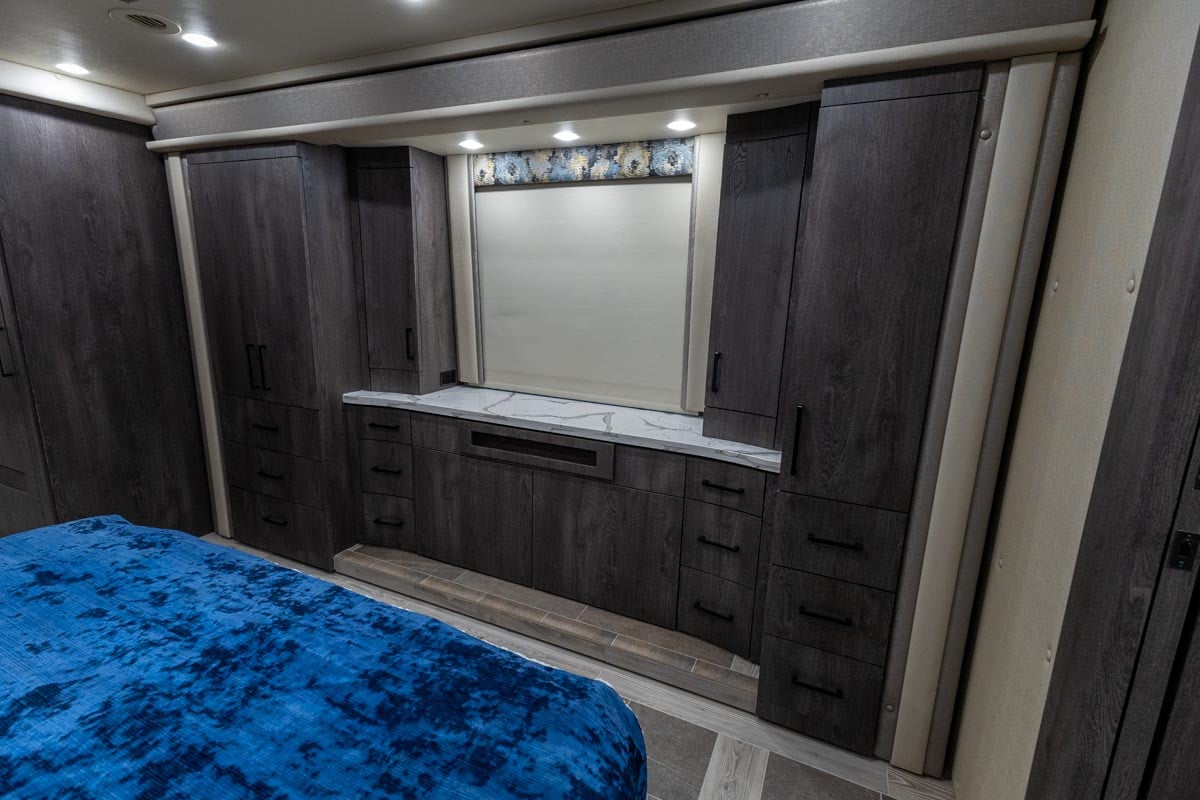 2024 FORETRAVEL REALM - PRESIDENTIAL SERIES LVMS gallery image-27