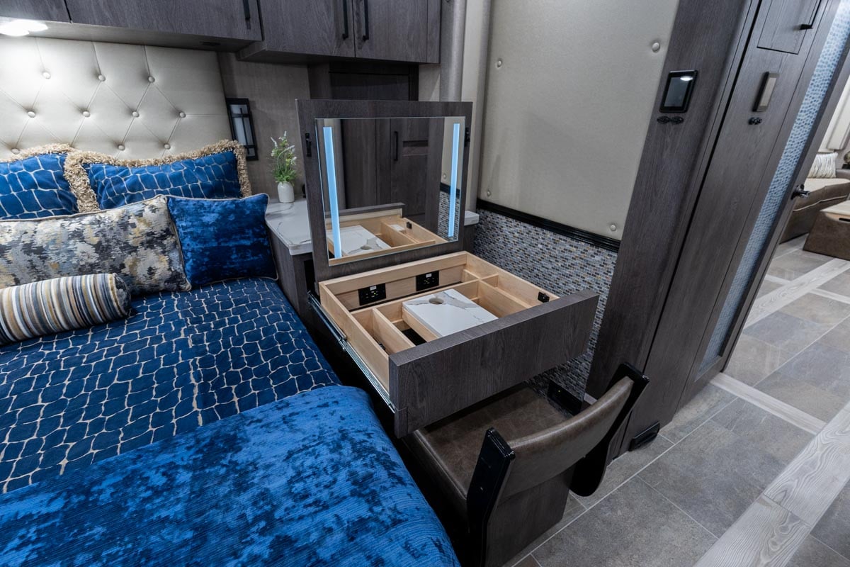 2024 FORETRAVEL REALM - PRESIDENTIAL SERIES LVMS gallery image-28