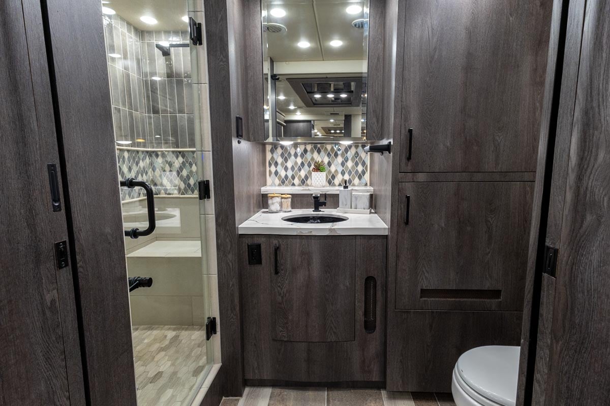 2024 FORETRAVEL REALM - PRESIDENTIAL SERIES LVMS gallery image-29