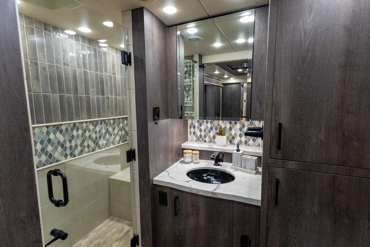 2024 FORETRAVEL REALM - PRESIDENTIAL SERIES LVMS gallery image-30