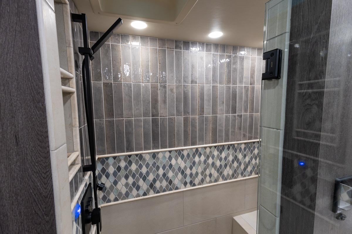 2024 FORETRAVEL REALM - PRESIDENTIAL SERIES LVMS gallery image-31