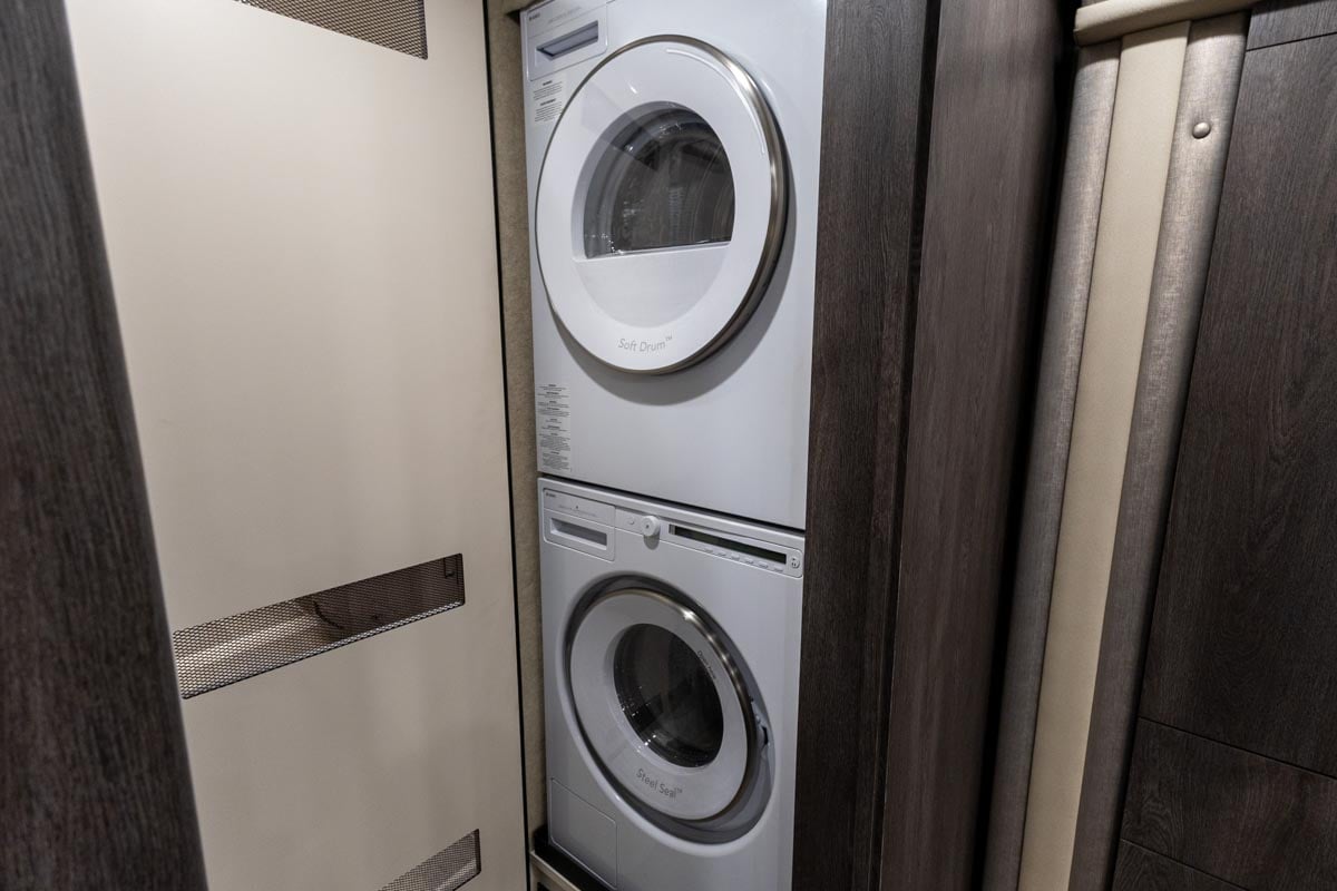 2024 FORETRAVEL REALM - PRESIDENTIAL SERIES LVMS gallery image-33