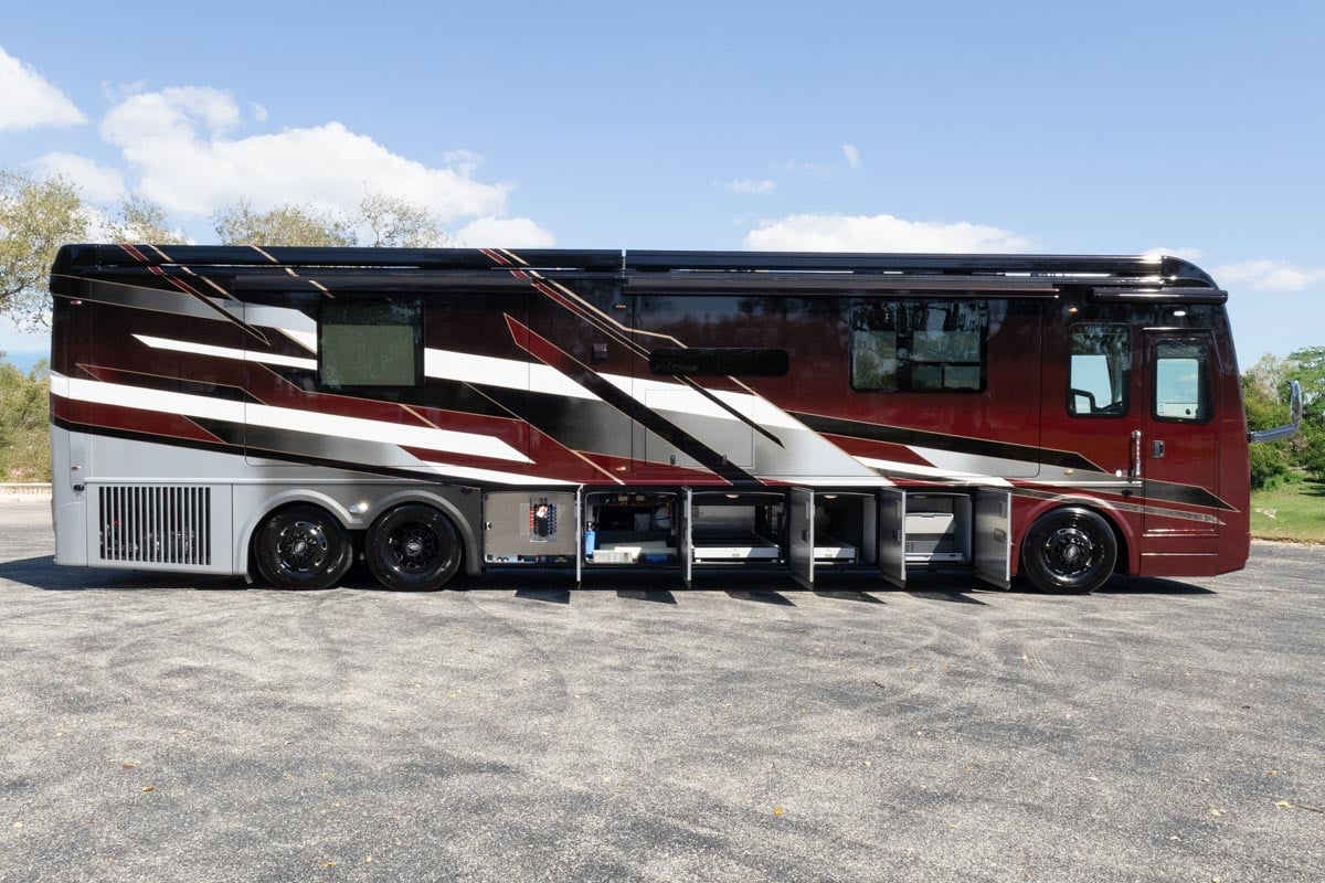 2024 FORETRAVEL REALM - PRESIDENTIAL SERIES LVMS gallery image-34