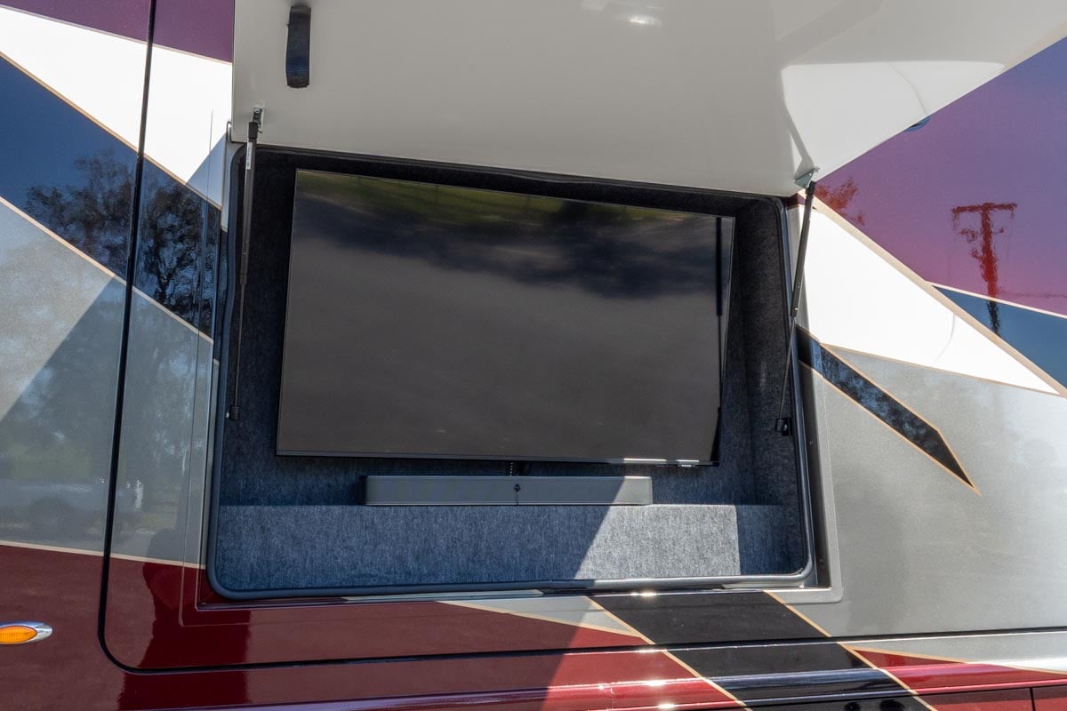 2024 FORETRAVEL REALM - PRESIDENTIAL SERIES LVMS gallery image-41