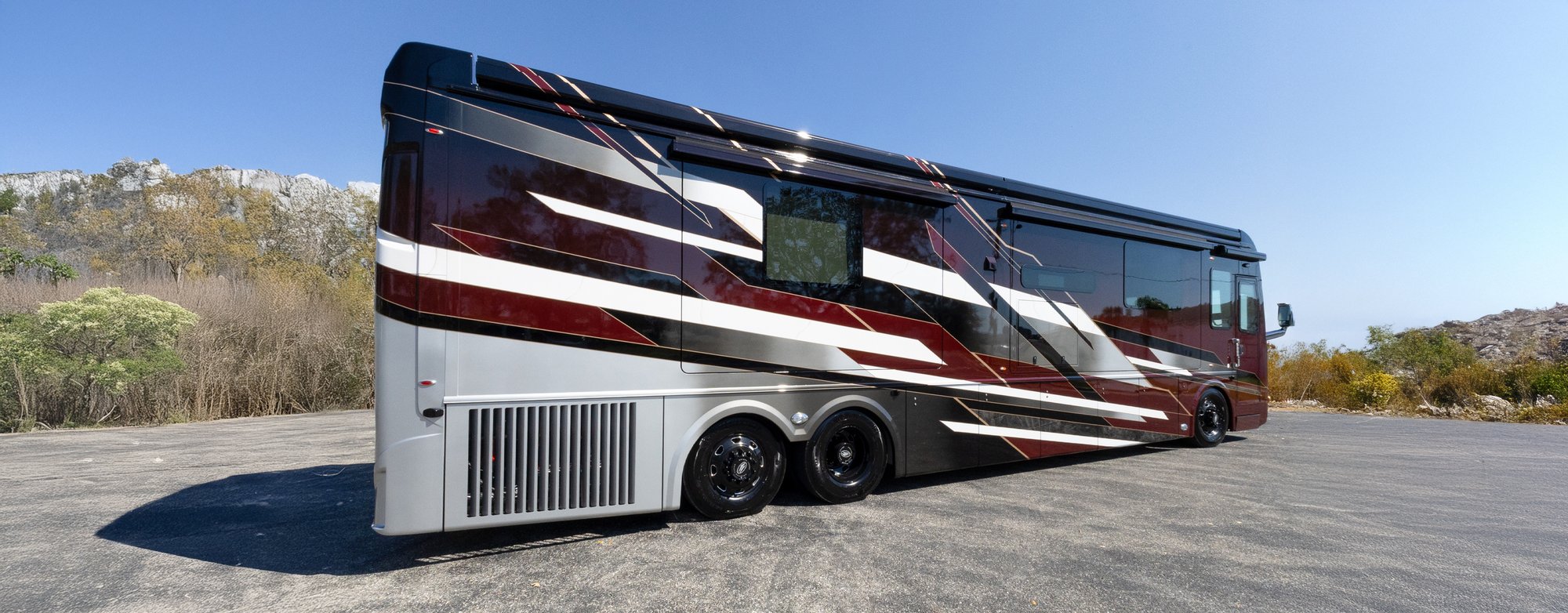 2024 FORETRAVEL REALM - PRESIDENTIAL SERIES LVMS