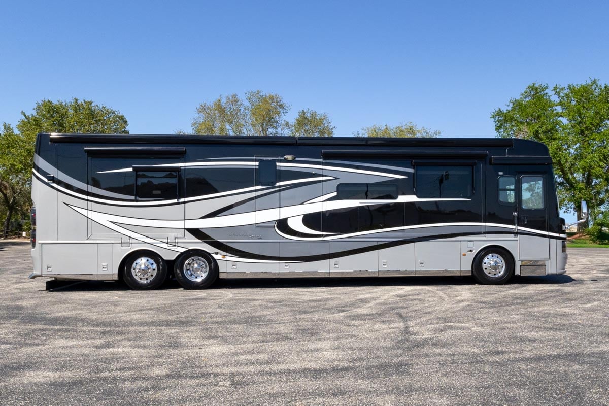 2019 NEWMAR MOUNTAIN AIRE 4550 gallery image-3