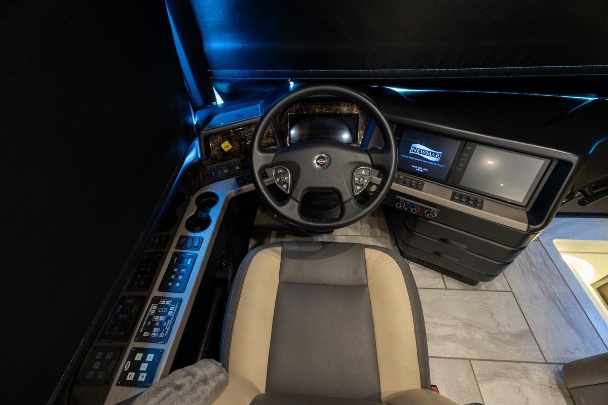 2019 NEWMAR MOUNTAIN AIRE 4550 gallery image-13
