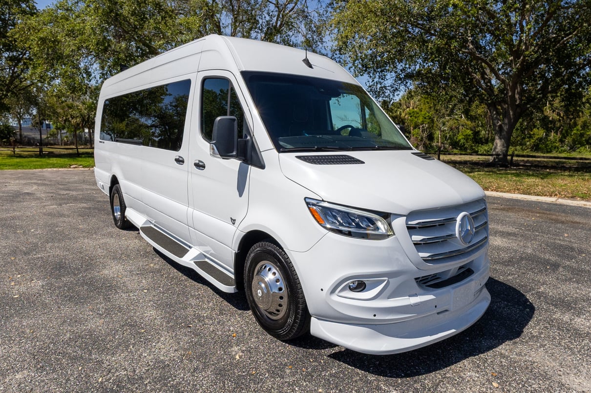 2024 Ultimate Toys Ultimate Coach 10-Passenger gallery image-1