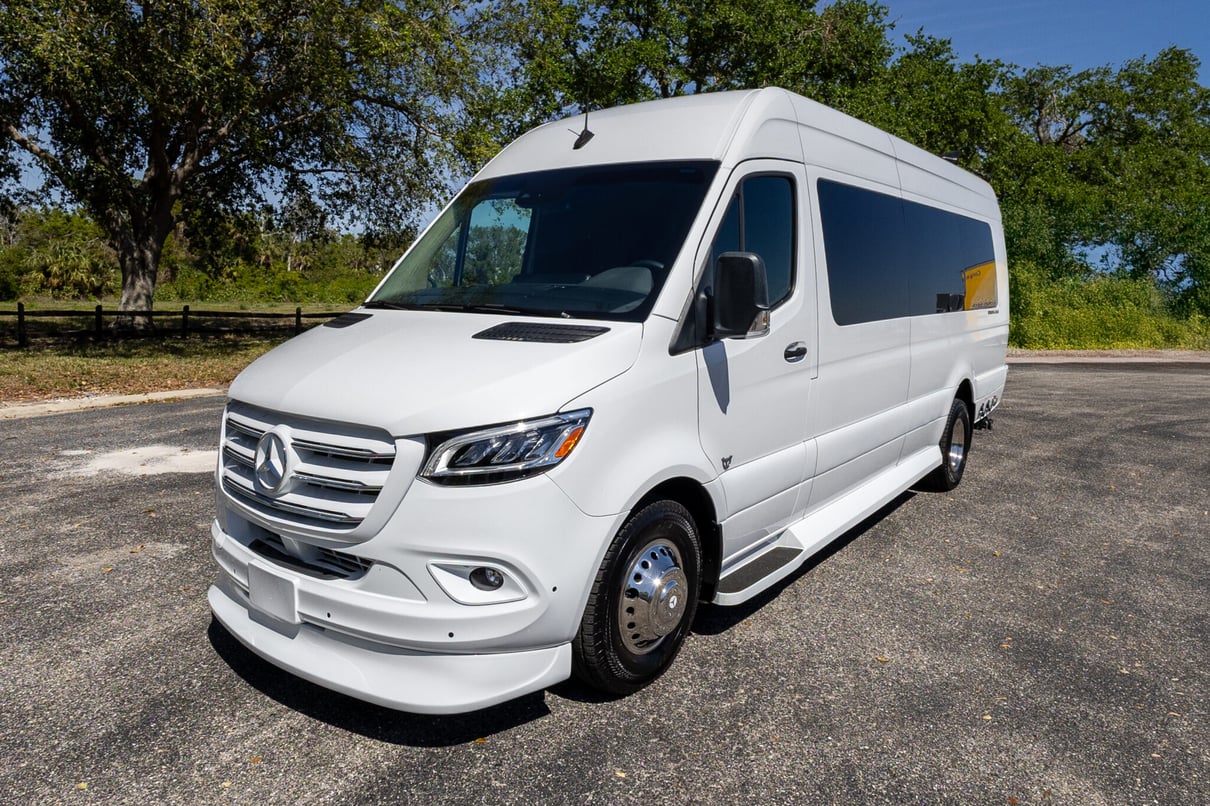 2024 Ultimate Toys Ultimate Coach 10-Passenger gallery image-12